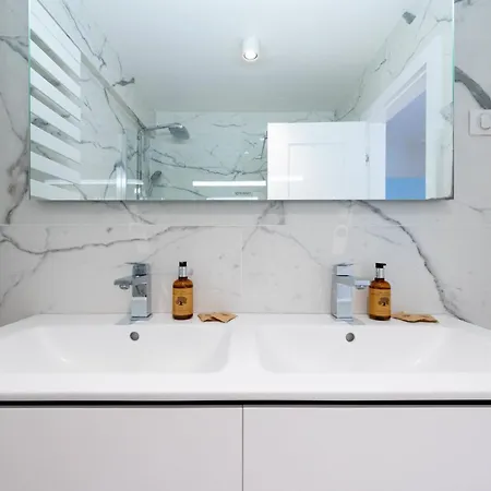 Spacious 2-br In A With Pool Cannes