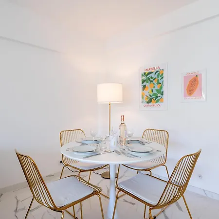Spacious 2-br In A With Pool Apartment *