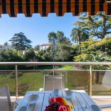 Spacious 2-br In A With Pool Apartment